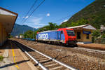   Die SBB Cargo Re 484 009 (91 85 4 484 009-6 CH-SBBC) fährt am 03.08.2019 mit einem KLV-Zug durch den Bahnhof Vogogna (Stazione Ferroviaria di Vogogna Ossola) in Richtung Arona.