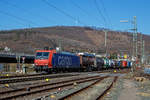 Die Re 482 014-8 (91 85 4482 014-8 CH-SBBC) der SBB Cargo AG fährt am 24.03.2021, mit einem HUPAC-KLV/Container-Zug durch Niederschelden in Richtung Köln.