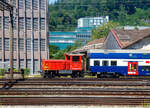 Die SBB Tmf 232 302-0 (Tmf 98 85 5 232 302-0 CH-SBB) rangiert am 11.07.2022 einige Personenwagen beim Bahnhof Olten (Aufnahme aus einem Zug durch die Scheibe).