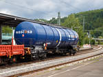 WASCOSA  Tank Car 3000   vierachsige Drehgestell-Kesselwagen (95 m3) der Bauart Zans (37 84 7843 374-1  NL-WASCO) beladen mit Isopropanol / Isopropylalkohol, Gefahrgut-Nr. 33/1219, bei der Fahrt im Zugverbund am 15.07.2017 durch den Bahnhof Betzdorf/Sieg.

Technische Daten: 
Spurweite: 1.435 mm
Lnge ber Puffer: 16.880 mm
Achsabstand im Drehgestell: 1.800 mm
Laufraddurchmesser:  920  mm (neu) 
Eigengewicht: ca. 25.100 kg
Tankinhalt: 95 m3 (95.300 l) 
Max. Ladegewicht: 64,9 t (Streckenklasse D)
Hchstgeschwindigkeit: 100 km/h beladen / 120 km/h leer
Kleinster bef. Gleisbogenradius:  35  m
Bremse: KNORR KE-GP 
Tankcode: L4BH
L= Tank fr Stoffe in flssigem Zustand (flssige Stoffe oder feste Stoffe, die in geschmolzenem Zustand zur Befrderung aufgegeben werden)
4= zutreffender Mindestprfdruck in bar
B = Tank mit Bodenffnungen mit 3 Verschlssen fr das Befllen oder Entleeren 
H = luftdicht verschlossener Tank
Betriebsdruck: 3,0 bar