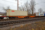 Sechsachsiger Gelenkwagen (Gelenk-Containertragwageneinheit), der Gattung Sggrss 80´ (33 52 4960 042-0 BG-WASCO) der WASCOSA AG (eingestellt in Bulgarien) am 18.03.2021 im Zugverband bei der