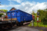 Ein recht neuer vierachsiger offener 82,5m� Drehgestell-G�terwagen (Hochbordwagen) der Gattung Eanos, 37 80 5375 066-78 D-WASCO, der Wascosa AG, Luzern (CH), am 20 Mai 2026 im Zugverband bei einer Zugdurchfahrt in Kirchen/Sieg in Richtung Siegen.

Der Wagen wurde 2023 von Astra Rail Industries (ARI) in Arad (Rum�nien), seit 2016 Werk der Greenbrier Europe, gebaut.

Der Wagen ist f�r den Transport von Eisenschrott, Kohle sowie diversen Sch�ttg�tern. Es ist ein robuster Wagen, da die W�nde und der Boden in verst�rkter Stahlkonstruktion, aus unlegiertem Baustahl S355J2+N, gefertigt sind. Die Blechdicken betragen 4 mm bei Seitenwand, 6 mm bei Stirnwand und 8 mm beim Boden. Die Wagen haben eine verst�rkte Zugeinrichtung und ist f�r automatische Kupplungen (DAK) vorbereitet.

Auff�llig bei diesen Wagen ist, das sie keine gro�e 2-fl�gelige T�r besitzen, sondern nur eine kleine T�r 750 x 930 mm je Wagenseite besitzen.

TECHNISCHE DATEN:
Spurweite: 1.435 mm (Normalspur)
Achsanzahl: 4 in zwei Drehgestellen
L�nge �ber Puffer: 15.740 mm
Drehzapfenabstand: 10.700 mm
Achsabstand im Drehgestell: 1.800 mm
Laufraddurchmesser: 920 mm (neu)
Drehgestelle: Y25 Lsd-KP1 (V)
Puffer: Gruppe A, Hub 105 mm
L�nge x Breite der Belade�ffnung: 14.492 x 2.720 mm
Ladel�nge: 14.490 mm
Ladefl�che: 39,4 m�
Laderaum: 82,5 m�
H�chstgeschwindigkeit: 100 km/h (beladen) / 120 km/h (leer)
Max. Ladegewicht: 59,0 t ab Streckenklasse C, 67,0 t ab Streckenklasse D
Eigengewicht: 23.000 kg
Kleinster bef. Gleisbogenradius: R 35 m (im Wagenverbund150 m)
Bremse: KE-GR-A (K)
Bremssohle: Jurid C 810
Handbremse: Nein
Intern. Verwendungsf�higkeit: TEN-GE