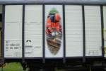 Baudienstwagen der Firma Benkler mit Abbildung eines Gleisbauarbeiters auf der Seitenwand, aufgenommen im Bahnhof Wassen am 28.07.2007.