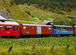 Abgestellt in Realp (Uri) von/bei der DFB Dampfbahn Furka-Bergstrecke AG am 07 September 2021, aufgenommen aus einem fahrenden MGB-Zug heraus:    Links:  Der ehemalige Gterwagen VZ K 63 der Visp