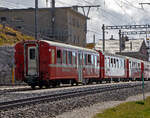 Der 4-achsige Bernina Velowagen RhB WS 3922, ex B 2333, ex C4ü 2333, am 06.09.2021 bei der Station Ospizio Bernina im Zugverband (Zugende).