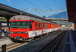 Gepäcktriebwagen zb De 110 001-5, ex SBB Brünig Deh 4/6 906, ex SBB Fhe 4/6, steht am 02.10.2011 in Interlaken Ost mit einem Regionalzug (IR) zur Abfahrt nach Meiringen bereit.