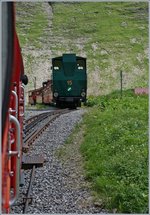 Unser bergwärts fahrender Zug BRB kreuzt in Oberstaffel die beiden talwärts fahrenden Züge mit den Loks H 2/3 N° 15 (Ölgefeuert) und H 2/3 N° 6 (Kohlegefeuert).