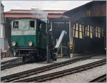 Noch einmal, diesmal in  rauchender Farbe , die Kohle befeuerte BRB H 2/3 N 6 beim Depot vom ankommenden Zug aus fotografiert.
8. Juli 2016
