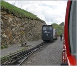 BRB Brienz Rothornbahn/515776/unser-zug-faehrt-bereits-tal-waerts Unser Zug fhrt bereits Tal wrts, unmittelbar danach folgt der 'Versorgungszug' mit der Hm 2/2 10. 
8 Juli 2016