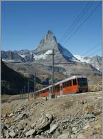 Ein moderner GGB Triebzug auf dem Weg zum Gornergrat vor der Kulisse des Matterhorns.