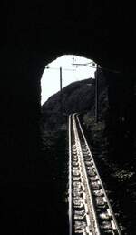 Pilatusbahn (PB) Bergstrecke, Tunnelblick am 21.09.1981.