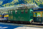 Die elektrische Zahnradlokomotive WAB He 2/2 - 54 am 02.10.2011 abgestellt im Bahnhof Lauterbrunnen.

Die Gleichstrom-Elektro-Zahnradlokomotive wurde 1909 von der Schweizerischen Lokomotiv- und Maschinenfabrik (SLM) in Winterthur unter der Fabriknummer 1955 gebaut, der elektrische Teil ist von Alioth.

Die He 2/2 51 bis 58 der Wengernalpbahn (WAB) sind elektrische Zahnradlokomotiven für Gleichspannung von 1.500 Volt und einer Spurweite von 800 mm, die in den Jahren 1909 und 1910 anlässlich der Elektrifikation der Bahn in Betrieb gesetzt wurden. Sie dienten als Vorbild für die weitgehend baugleichen Nachfolger He 2/2 59 bis 63.

Bei den Maschinen mit zwei Laufachsen und zwei Triebzahnrädern handelt es sich um reine Zahnradlokomotiven. Die beiden Triebzahnräder, für das Zahnstangensystem Riggenbach-Pauli und Von Roll, sind nicht auf den Laufachsen angebracht, sondern unmittelbar neben der Laufachsen gegen die Fahrzeugmitte. Der mechanische Teil stammt von der Schweizerischen Lokomotiv- und Maschinenfabrik (SLM) in Winterthur, die elektrische Ausrüstung erhielten die Lokomotiven durch die Elektrizitätsgesellschaft Alioth (EAG), umgangssprachlich Alioth, in Münchenstein. Für die Talfahrt haben die Lokomotiven als Beharrungsbremse eine selbsterregte elektrische Widerstandsbremse, die eine Talfahrt mit gesenktem Stromabnehmer ermöglicht.

Charakteristisch für die langlebigen Maschinen ist der kantige Lokomotivkasten mit den beidseitigen bullaugenförmigen runden Maschinenraumfenstern die mit Deckleisten und einem mächtigen Stromabnehmer mit zwei Schleifstücken, der mit damaligen wie auch heutigen Pantografen wenig gemeinsam hat. Erst in den 1960er und der ersten Hälfte der 1970er Jahre erhielten die Lokomotiven Pantografen üblicher Bauart.

Die 5.740 mm langen Lokomotiven mit einem Dienstgewicht von rund 16 t verkehren mit ihren 300 PS auf Neigungen bis zu 250 ‰ in der Regel mit zwei Vorstellwagen, auf Steigungen bis rund 190 ‰ in der Regel mit drei Vorstellwagen. Sie erreichen dabei bei der Bergfahrt eine Geschwindigkeit von rund 10 bis 11 km/h, abhängig von der Belastung und der effektiven Fahrdrahtspannung. Bei der Talfahrt ist die Geschwindigkeit aus Sicherheitsgründen auf maximal 12 km/h limitiert.

Mehrere Lokomotiven aus dieser Serie wurden ab den 1960er Jahren erst in der Sommersaison an die Schynige Platte-Bahn (SPB) vermietet und dann verkauft. Die Lokomotive He 2/2 55 ist als Museumslokomotive auf dem frei zugänglichen Aussenareal der Primeo Energie, ehemals Elektra Birseck, in Münchenstein erhalten geblieben. Die Lokomotive He 2/2 56 ist als He 2/2 16 Anemone bei der Schynige Platte-Bahn in roter Farbgebung betriebsfähig erhalten geblieben. Die Lokomotive He 2/2 58 ist als He 2/2 18 Krokus, dann Gündlischwand, bei der Schynige Platte-Bahn in brauner Farbgebung betriebsfähig erhalten geblieben.

TECHNISCH DATEN:
Baujahre: 1909 und 1910
Nummerierung: 	51–58
Spurweite: 800 mm
Zahnradsystem: 	Riggenbach-Pauli
Länge über Puffer : 5.740 mm
Achsstand: 2.600 mm
Zahnradteilkreis-Ø: 700 mm
Laufraddurchmesser: 525 mm (neu)
Dienstgewicht: 16 t
Leistung: 2 x 110 kW
Zul. Höchstgeschwindigkeit: 12 km/h
Übersetzung:  1:11,6
Stromsystem: 1500 V DC
Beharrungsbremse: elektrisch
Max. Neigung : 250 ‰

Die Wengernalpbahn, kurz WAB, ist eine 1893 eröffnete schmalspurige Zahnradbahn  im Berner Oberland, mit einer Spurweite von 800 mm und dem Zahnstangensystem Riggenbach-Pauli. Sie führt von Lauterbrunnen über Wengen und die Kleine Scheidegg nach Grindelwald. Benannt wurde sie nach der Wengernalp, die sich zwischen Wengen und der Kleinen Scheidegg befindet. Mit einer Länge von 19,114 km gilt sie als längste durchgehende Zahnradbahn der Welt.
