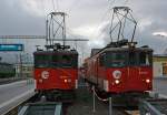 Zwei zahnlose 70 Jahre alte Schwestern, der zb (Zentralbahn) nebeneinander im Bahnhof Meiringen am 29.09.2012 - Gepcktriebwagen De 110 003-1 (ex Deh 4/6 - 910 ) und Gepcktriebwagen De 110 022-1 (ex