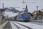 Bisher war das hübschen Türmchen des Bahnhofs von Zweisimmen als Hintergrund Normalspurfahrzeugen vorbehalten, doch mit den neuen GPX Goldenpass Zügen von Montreux nach Interlaken Ost