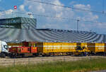 Die Post-Lok P 16 – Tm 237 916-2 der Schweizerischen Post AG (La Poste Suisse) mit einem Postzug am 29.05.2012 beim Paketzentrum Daillens.