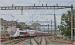 Da die Uml�ufe der TGV Z�ge nach Paris via Vallorbe und via Gen�ve miteinander verkn�pft sind, konnte ich den  Olympia  - TGV 4718 in Lausanne dann doch noch fotografieren, als dieser als TGV Lyria 9774 nach Paris (via Gen�ve) bereit gestellt wird. Das Bild zeigt auch, dass neben den Triebk�pfen nur die jeweils anschliessenden Wagen mit Werbung verziert sind, der Rest des Zuges jedoch nicht. Fotostandort: Bahnsteig Gleis 7/8. 2. September 2024
