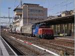 Der SBB Eem 923 020-2  Stockhorn  fährt mit einem kurzen Güterzug in Richtung Palézieux durch den Bahnhof von Lausanne.