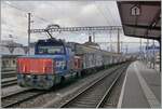 Die SBB Cargo Eem 923 012-9  Chaumont  rangiert in Zofingen eine recht lange Wagengruppe.