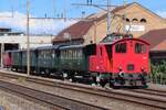Am Morgen von 17 May 2025 zieht Traktor 225 041 der 1.Extrazug des Spektakels  150 Jahre Emmentalbahn  aus das Depot von Burgdorf um der garnitur am GLeis 5 dessen Bahnhofes zu bringen.