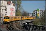 Wagen 620 (Typ A3L92, Baujahr 1993/94) in der Kurve vor dem Bahnhof Schlesisches Tor (Berlin 18.04.2010)