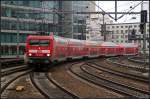 Am 20.01.2011 fährt 114 012-8 mit dem RE 18111 nach Eisenhüttenstadt gleich zum nächsten Halt in Berlin Zoologischer Garten ein.