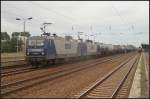 Das RBH-Doppel 143 041-2 (RBH 103) und 143 874-6 (RBH 101) ist am 17.07.2011 mit einem Kesselwagenzug in Berlin Schnefeld Flughafen unterwegs.