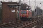 Alleine ist DB Schenker 185 174-0 auf Höhe Berlin-Karow am 27.01.2012 unterwegs.