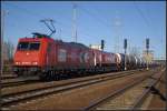 HGK 185 589-9 mit HGK 266 072-3 (DE672) und Kesselwagen am 26.02.2012 in Berlin Schnefeld-Flughafen.