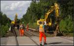 S-Bahn-Entgleisung in Berlin Tegel: Um die entstandenen Schden so schnell wie mglich zu beseitigen, ist die Firma LAT mit zwei Zweiwegebaggern im Einsatz. Auch die Firma Spitzke ist mit Fachkrften vor Ort (Berlin Tegel 23.08.2012)