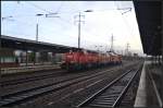 DB Cargo 1261 022-8 mit Lokzug bestehend aus 225 021 + Ludmilla  und 294 954 durch Berlin Schönefeld Flughafen, 11.02.2016