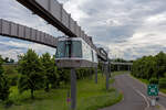 Der SkyTrain Düsseldorf Flughafen, ein Zug (zwei aneinander gekoppelten Kabinen) hat am 26 Mai 2024 die Station Fernbahnhof verlassen und fährt in Richtung Terminal. 

Die vollautomatische Kabinenbahn (fahrerloser Betrieb), die rund 2,5 k ...