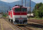 Am 18 September 2024 lauft ZSSK 754 085 mit der neueste ZSSK-Lackierung um in Vrutky.