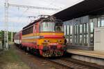 br-230240-koda-typ-47e-laminatka/782274/zssk-240-030-steht-nach-umlaufen ZSSK 240 030 steht nach Umlaufen wieder vor deren Zug am 24 Juni 2022 in Trnava.