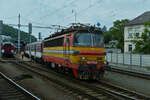 br-230240-koda-typ-47e-laminatka/815881/e-lok-240-076-0-verlaesst-mit-ihrem E-Lok 240 076-0 verlsst mit ihrem Zug den Bahnhof von Bratislava 05.06.2023