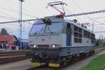 ES 499-0001 steht am 27 September 2025 in Benesov u Prahy und wird sich vor der abentlicher Sonderzug mit Retro-Wagen nach Praha hl.n.