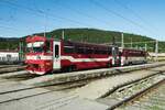 ZSSK 812 022 steht am 22 Juni 2022 in Margenacy und tragt noch die altere Farben. Obwohl an die elektrifizierte Strecke Bratislava--Zilina--Poprad--Kosice gelegen kann Mann in Margecany noch immer viele Dieselzüge von die ZSSK geniessen.