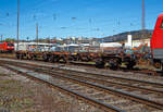 Sechsachsige Drehgestell-Gelenk-Containertragwagen, 33 54 4960 190-5 CZ-TNTD, der Gattung Sggrs 576.0 der slowakischen Firma Tenutado s.r.o, abgestellt am 17.04.2022 in Kreuztal.