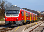 Der Triebwagen 715 120 wartet am Nachmittag des 10.04.2015. als Regionalzug 3214 im Bahnhof von Visnja Gora auf die Kreuzung mit dem Gegenzug RG 609, um anschließend seine Fahrt in Richtung Ljubljana fortzusetzen. Als einziger Triebwagen seiner Baureihe besitzt er auch eine Zulassung für Kroatien, weshalb er auch die zusätzliche, dem kroatischen Nummerierungsschema angepasste Bezeichnung 7129 / 4129 120 trägt. In der Sommersaison teilt er sich zusammen mit den „grünen Zügen“ der Baureihe 711 die Leistungen im grenzüberschreitendem Verkehr auf der Istrienbahn nach Pula, während er im Rest des Jahres auf den Nebenstrecken rund um Ljubljana zum Einsatz kommt.