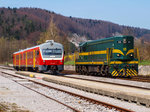 Mittägliche Zugkreuzung im Bahnhof von Visnja Gora. Am 10.04.2015. hat der Triebwagen 715 105 nach kurzem Aufenthalt seine Fahrt als Regionalzug 3212 in Richtung Ljubljana bereits fortgesetzt, während 661 032 noch auf ihre Abfahrt als Lokzug nach Novo Mesto wartet.