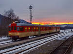 Nach dem ersten Ausflug nach Kroatien am Zugpaar 7811 / 7810 ging es für den slowenischen Triebwagen 814 041 am späten Nachmittag des 05.01.2015. noch einmal über die Grenze. Kurz nach Sonnenuntergang wartete er im verschneiten Bahnhof von Rogatec auf seine Abfahrt als Regionalzug 7813 nach Djurmanec.