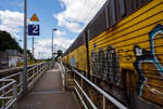 Die an die RTB Cargo (RATH Gruppe/Rurtalbahn) vermietete Railpool 186 297-8 (91 80 6186 297-8 D-Rpool), fährt am 11 Juli 2025 mit einer weiteren kalten 185 oder 186er und mit einem langen geschlossen Doppelstock- Autotransportzug der ARS Altmann ...