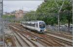 Der Euskotren CAF Serie 900 Triebzug N 941 nach Altza verlsst Bahnhof von Donostia Armada / San Sebastian.