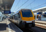 Zwei gekuppelte dreiteilige NS Stadler FLIRT³ (Triebzug 2222 und 2223) der Nederlandse Spoorwegen N.V. (Niederländische Eisenbahnen AG), stehen am 29 April 2025, als Sprinter via Nijmegen (Nimwegen) nach Wijchen, zur Abfahrt im Bahnhof Arnh ...