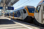 Zwei gekuppelte dreiteilige NS Stadler FLIRT³ (Triebzug 2222 und 2223) der Nederlandse Spoorwegen N.V. (Niederländische Eisenbahnen AG), stehen am 29 April 2025, als Sprinter via Nijmegen (Nimwegen) nach Wijchen, zur Abfahrt im Bahnhof Arnh ...