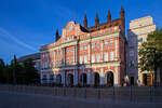 Das Rostocker Rathaus am 14.05.2022, Frontansicht vom Neuen Markt gesehen.

Das Gebäude des historischen Rathauses steht auf dem Neuen Markt von Rostock und war ursprünglich ein Verbund aus drei Häusern, dessen Entstehung bis in das 13. Jahrhundert zurückreicht. Es ist der älteste erhaltene Profanbau der Stadt und gilt, wie auch das Lübecker Rathaus und das Stralsunder Rathaus, als einer der bedeutendsten Profanbauten der Backsteingotik im Ostseeraum.

Die Fassade des mittelalterlichen Rathauses wird heute durch barocke Vor- und Umbauten zu großen Teilen verdeckt und das historische Gebäude selbst in der Vergangenheit auf Grund des steigenden Bedarfs der Stadtverwaltung mehrfach erweitert. 
