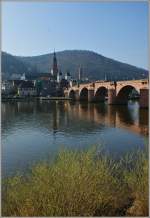 Ein Br�cke aus Stein f�hrt �ber den Neckar in die Altstadt von Heidelberg.