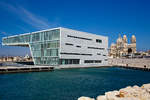 Die Villa Méditerranée in Marseille am 26.03.2015, ein Ausstellungsgebäude, das neben dem Museum der Zivilisationen Europas und des Mittelmeers (MuCEM) steht.

Das Gebäude wurde vom italienischen Architekten Stefano Boeri entworfen und 2013 eingeweiht. Die Basis des Gebäudes ist 2,25 Meter tief unter dem Meeresspiegel. Die Villa hat einen 40 Meter langen Ausleger, der 19 Meter über einen Pool von 2.000 m³ ragt. Es ist der größte Überhang der Welt. Der Ausleger enthält eine 760 m² große Ausstellungsplattform und ein Aussichtspunkt. 

Rechts die Kathedrale von Marseille (Cathédrale Sainte-Marie-Majeure de Marseille, meist Cathédrale de la Major).