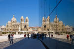Gleich zweimal....
Die Kathedrale von Marseille (Cathédrale Sainte-Marie-Majeure de Marseille, meist Cathédrale de la Major) am 26.05.2015.
Rechts spiegelt sie sich in der Glasfassade vom MuCEM (Musée des Civilisations de l’Europe et de la Méditerranée,  deutsch Museum der Zivilisationen Europas und des Mittelmeers)

Die Kathedrale die Bischofskirche der römisch-katholischen Erzdiözese Marseille. Das ab 1852 erbaute monumentale neoromanisch-byzantinische Gotteshaus steht am Westrand der Altstadt oberhalb des Quai de la Joliette. Entworfen wurde es von Léon Vaudoyer und Henri-Jacques Espérandieu. Bei seiner Vollendung 1896 erhielt es den Titel einer Basilica minor.