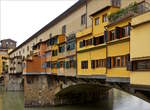 Firenze, il Ponte Vecchio. Die das erste Mal von den Etruskern gebaute Brcke verbindet die Uffizien mit dem Palast der Medici. Sie zeichnet sich heute vor allem durch entlang ihrer beiden Brstungsverlufe erbaute Schmucklden aus, deren Baulichkeiten teils ber die Brcke hinausragen. 18.05.2019 (Jeanny)