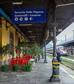 Bahnhofsimpression im Bahnhof Domodossola am 07 September 2021 hier am Bahnsteig 1 genie�en wir sehr gerne den Caff� espresso. 

Rechts steht der Trenitalia  ETR 610 011 als EC 50 von Milano Centrale nach Basel SBB.
